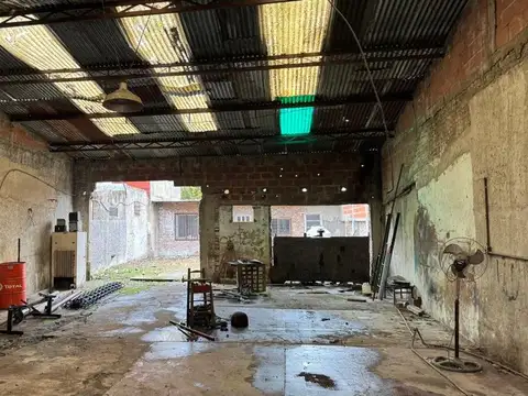 LOTE EN LANÚS ESTE CON GALPÓN A RECICLAR