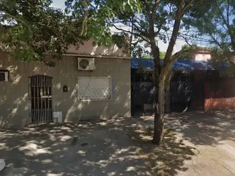 Venta de Casa con patio en Barranqueras.-