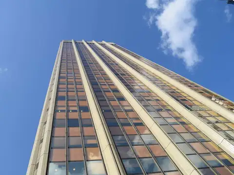 ALQUILA OFICINA EN TORRE MADERO,  CATALINAS NORTE. PISO 23