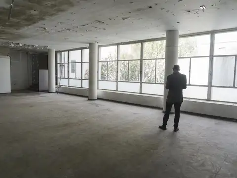 Edificio de 3 plantas con 1900 m2.