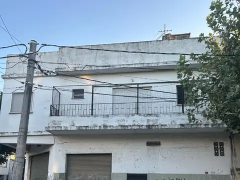 2 AMBIENTES A REFACCIONAR. PRIMER PISO POR ESCALERA