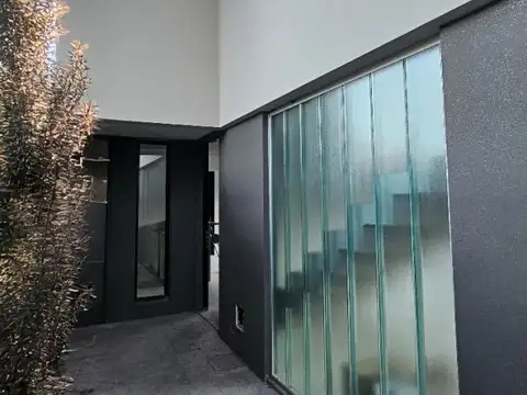 Casa en Venta en Barrio Parque Leloir, USD 238.000