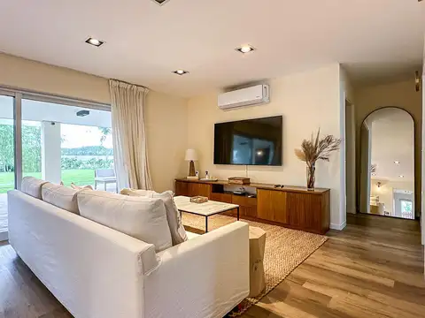 Casa 8 ambientes con 3 baños