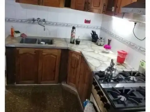 Casa 4 ambientes con 2 baños