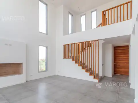 Casa en Venta con 3 cocheras