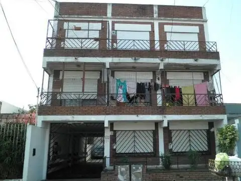 Departamento 2 amb. al frente, bajas expensas y muy buen est