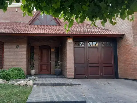 EN VENTA CASA 4 DOR. B°PALERMO COSTANERA C/PILETA