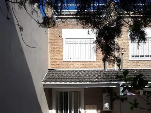 TRIPLEX 4 AMBIENTES CON COCHERA