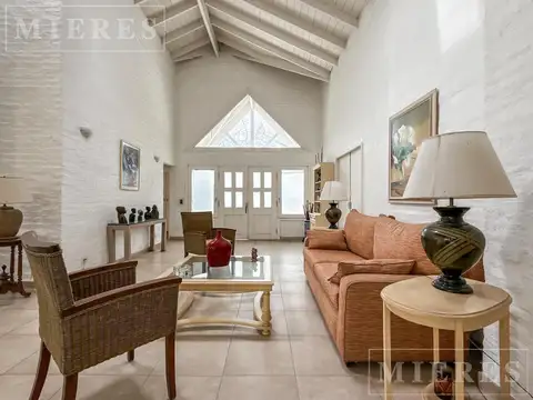 Casa en Venta con 2 cocheras