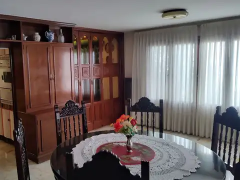 Casa 10 ambientes con 4 baños