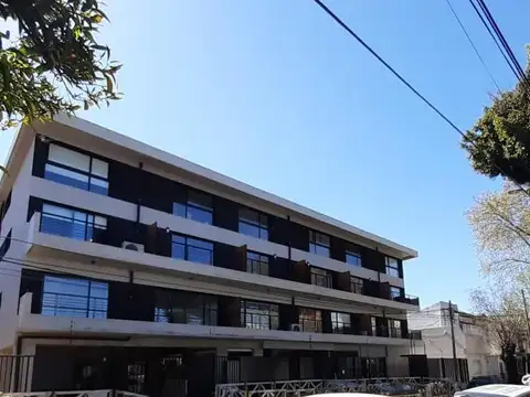 Vicente López - Amplia cochera descubierta en Planta Baja 