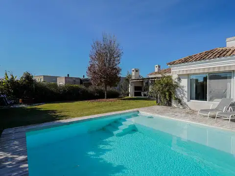 Casa en Venta en el Canton con Pileta lote interno