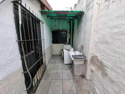 EN VENTA EN CASEROS CASA AL FONDO DE 3 AMBIENTES ENTRADA PROPIA POR PASILLO - FICHA 9174