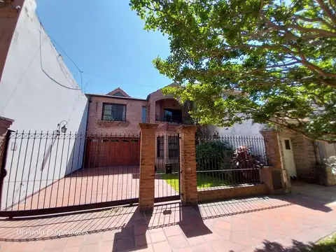 chalet con fondo y pileta