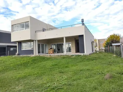 Casa 4 ambientes con 4 baños