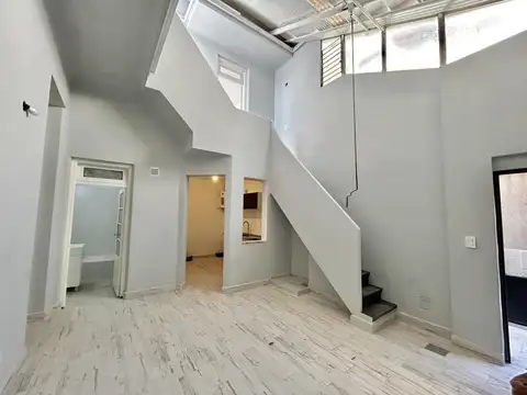 Dickman al 1400, entre Espinosa y San Martín