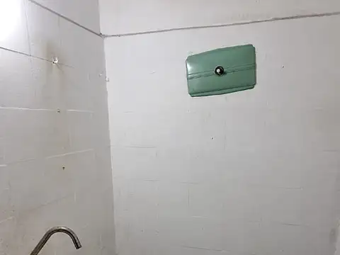 FLORESTA.AV.SEGUROLA 1600. LOCAL 32 M2.CON GAS  IDEAL GASTRONOMIA. 2 VIDRIERAS DE BLINDEX