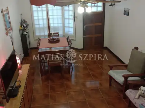 Casa 4 ambientes con 2 baños