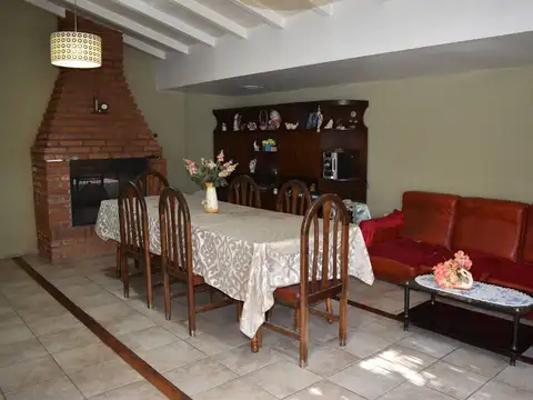 Casa en Venta con 2 cocheras