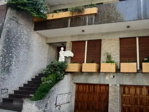 Departamento Tipo Casa de 4 Ambientes en Segundo Piso con 2 cocheras al Frente Balcon Terraza