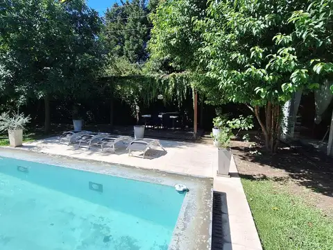 Casa en Alquiler con 4 cocheras