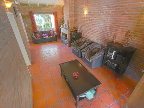 Casa 4 ambientes con 2 baños