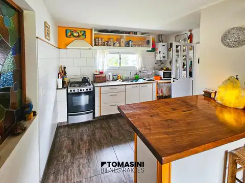 CASA DE TRES AMBIENTES CON PARQUE Y PISCINA