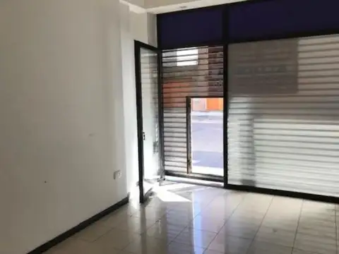 OPORTUNIDAD LOCAL A LA CALLE EN RAMOS MEJIA + COCHERA