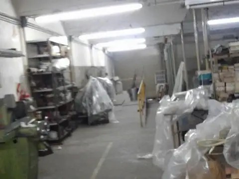 Solido deposito de  816 M2 totales