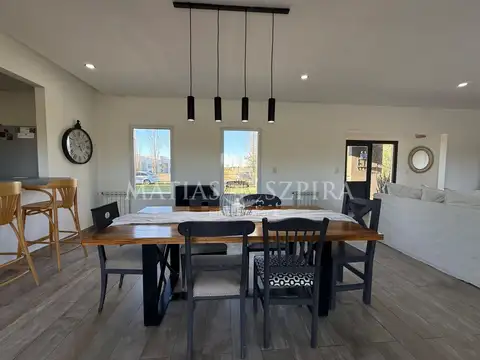 Casa 5 ambientes con 4 baños