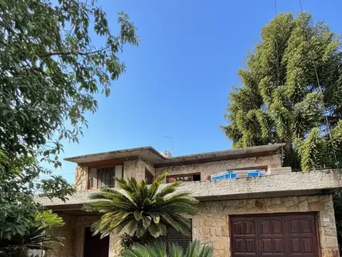 Casa 6 ambientes con 2 baños