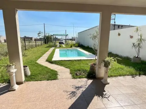 Casa en 1 dormitorio con pileta a la venta. Estación Alvear.