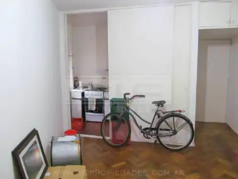 Av. Córdoba al 2400 entre Larrea y Azcuénaga