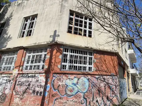 Galpón con vivienda en esquina estratégica - José Leon Suarez