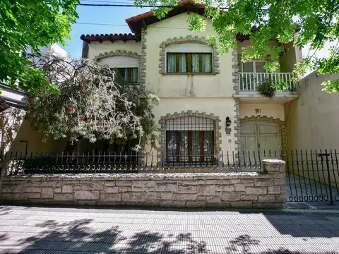 Casa en Venta La Plata de 4 dormi y  escritorio  pileta  19 /67  600 m2 de lote Apta Banco