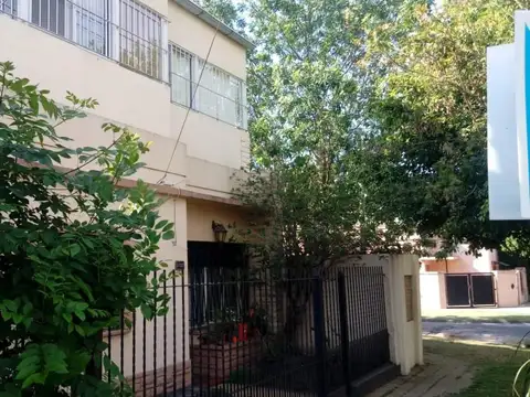 Casa en venta - 3 Dormitorios 2 Baños - Cochera - 180Mts2 - Hurlingham