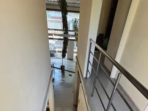 ¡OPORTUNIDAD! LOCAL A LA CALLE CON LUGAR PARA AUTOS, 450M2 TOTALES