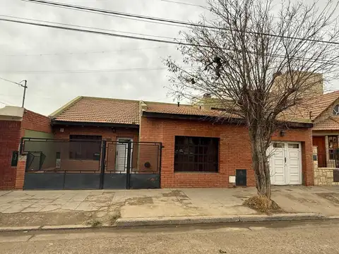 Casa 3 dorm con quincho y patio sobre Av Lisandro