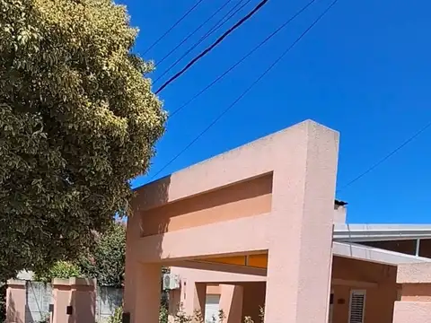 Casa 8 ambientes con 2 baños