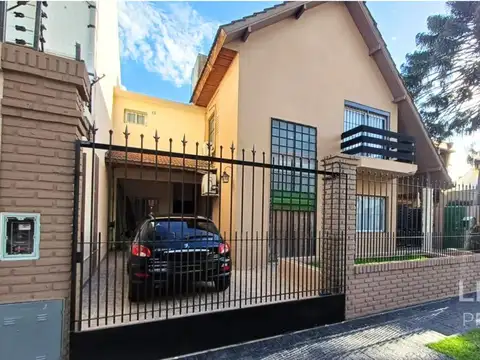 CASA 5 AMBIENTES CON COCHERA