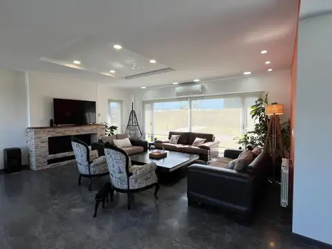 Casa en Venta con 2 cocheras