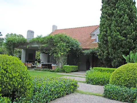 Casa en Venta con 4 cocheras