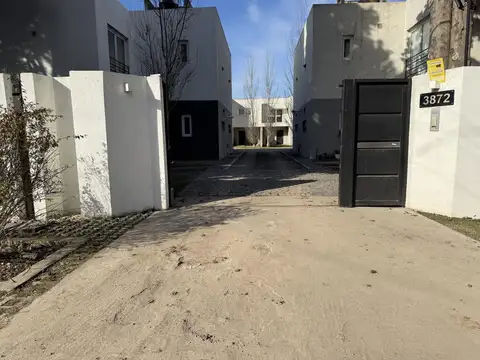 CASA DUPLEX EN VENTA  - CALLE 490 E/ 133 Y 134 - COMPLEJO CERRADO EN J. GORINA