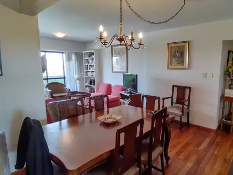 Departamento 8 ambientes con 2 baños