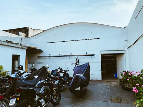 Local + Oficinas + Depósito. Alquiler en Abasto