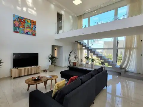 CASA VENTA NORDELTA BARRIO CARPINCHOS CON PILETA