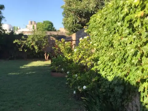 Casa en Alquiler con 2 cocheras