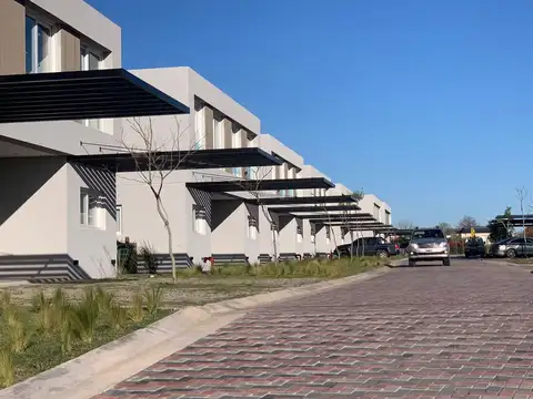 Pilará TownHouses, Lavalle 900