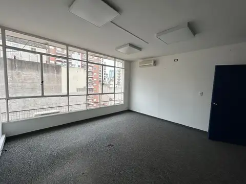 Gran Oficina reciclada en alquiler en Monserrat