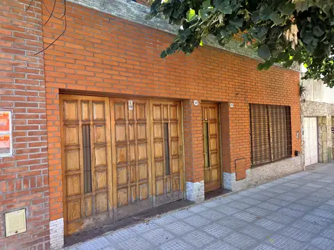 CASA EN PH, CON COCHERA PROPIA Y AMPLIA TERRAZA CON QUINCHO; 2 DORMITORIOS Y 2 BAÑOS,    VEALA   